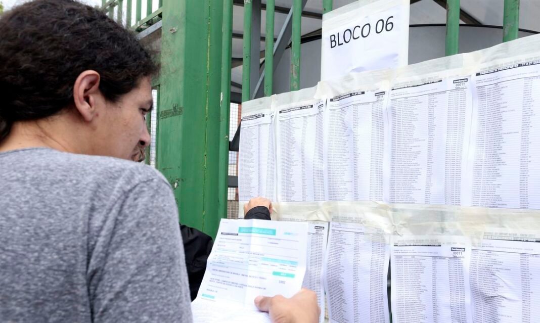 estudante_confere_lista_do_enem_-_foto_valter_campanato-arquivo_agencia_brasil_0