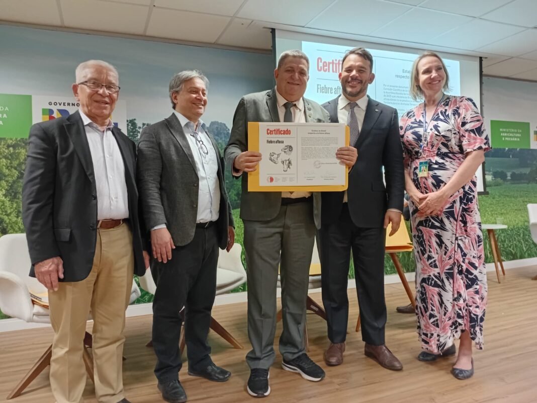 FOTO 1_ENTREGA CERTIFICADO AM LIVRE DE FEBRE AFTOSA SEM VACINACAO EM BRASÍLIA_CAETANINHA CAVALCANTI