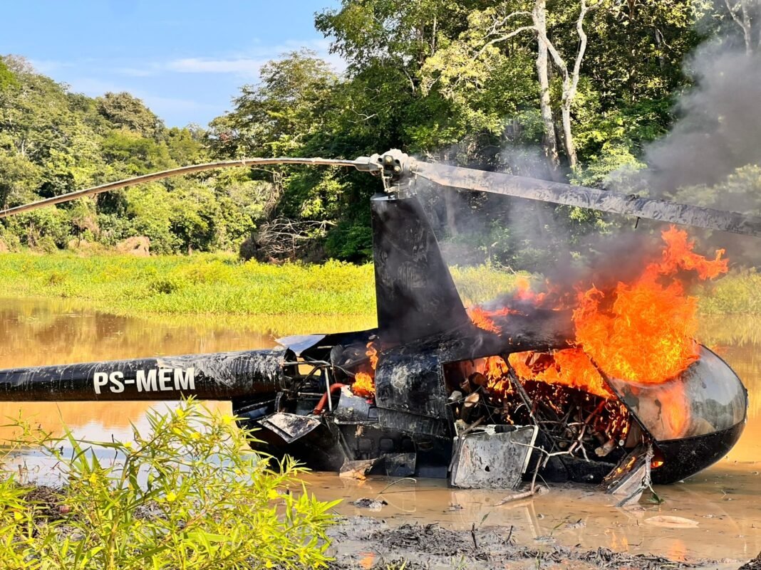 PCAM_HELICÓPTERO UTILIZADO PELO NARCOTRÁFICO DESTRUÍDO_FOTO DIVULGAÇÃO (1)