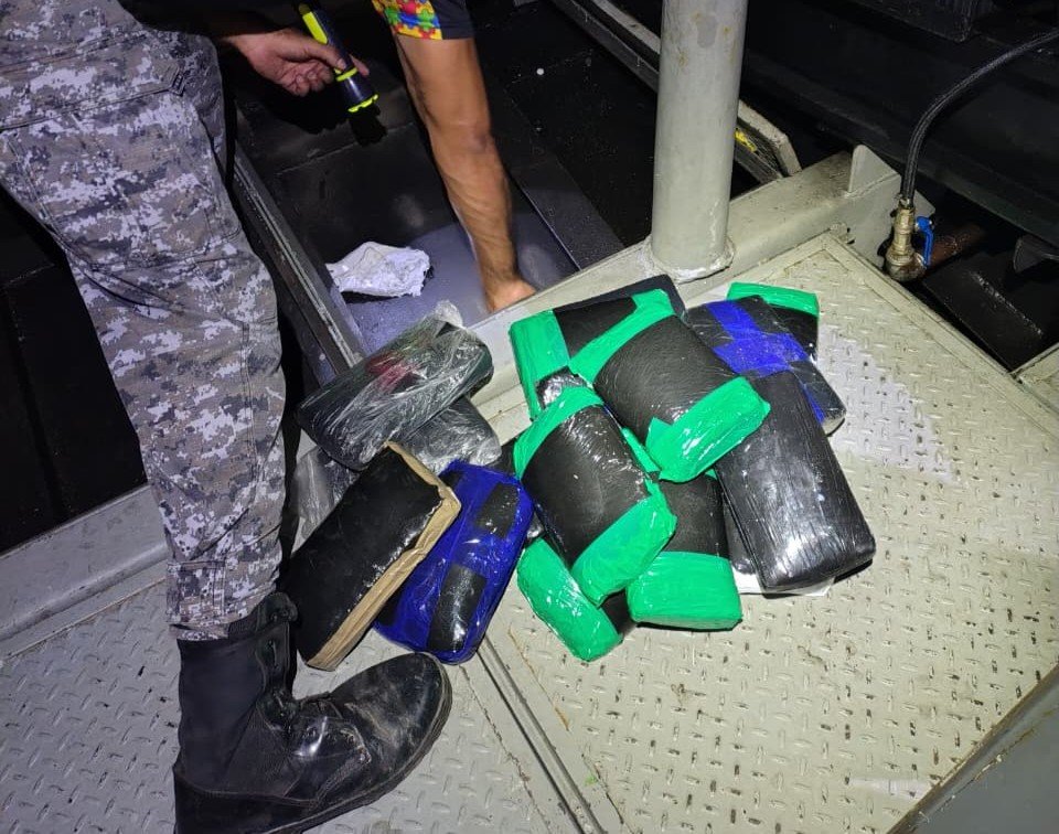 BASE ARPÃO_2_PMAM_APREENDE_18_TABLETES_DE_ENTORPECENTES_AVALIADOS_EM_MAIS_DE_R$_1_MILHÃO_FOTOS_DIVULGAÇÃO_SSP-AM (2)