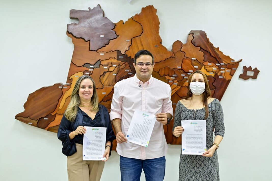 Ipaam_Diretor-presidente do Ipaam (ao centro) mostra Termo de Cooperação Técnica juntamente com as diretoras do Sebrae-AM_Foto 1 - Henrique Almeida-Ipaam - 01-10-2025