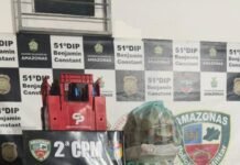 PM apreende 16 kg de drogas escondidos em engradados de bebidas em embarcação