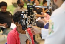Pacientes comemoram mutirão de consultas oftalmológicas no Amazonas