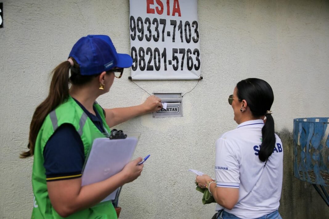 Suhab - 02.14.11.2025 - Equipe de Serviço Social realizando entrega de convite as familias
