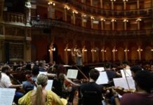 Amazonas Filarmônica promove ensaio sensorial com alunos surdos no Teatro Amazonas