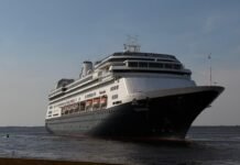 MS Volendam atraca no Porto de Manaus com mais de 2 mil turistas