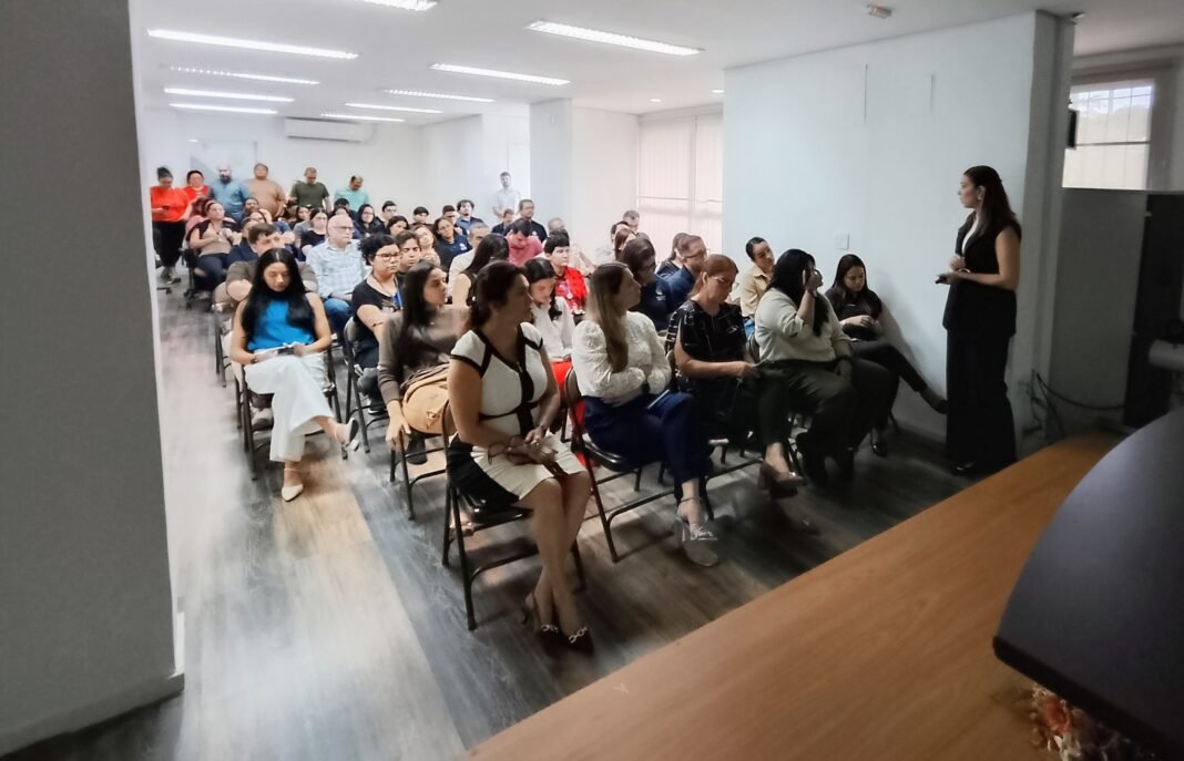 CGE-AM inicia Dezembro Transparente com reunião interna e apresentação do balanço anual de 2025 (5) - Tereza secretária adjunta da cge