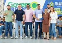 Sect entrega título definitivo a moradora do Educandos