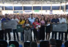 Wilson Lima entrega 500 cartões do Auxílio Estadual em Iranduba