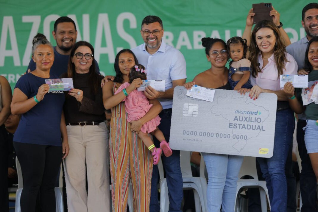 Governador Wilson Lima entrega cartões do Auxílio Estadual e fortalece setor social em Manacapuru 1_foto Alex Pazuello Secom