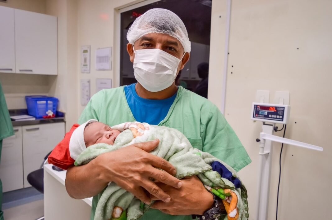 Maximino Lima com o filho_Foto_Evandro Seixas_SES