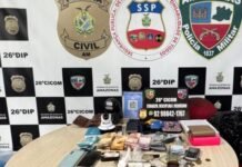 Mulher é presa e polícia apreende drogas, dinheiro e materiais usados no tráfico