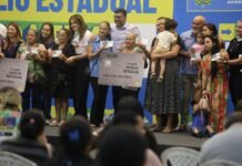 “Será uma ótima ajuda perto do Natal”, comemora nova beneficiária do Auxílio Estadual