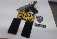 Fiscalização: Detran-AM flagra motociclistas com simulacro de arma de fogo e celular roubado