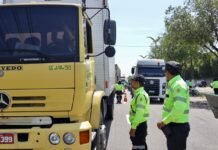 Operação da prefeitura fiscaliza veículos pesados e motocicletas na zona Sul e resulta em 483 abordagens