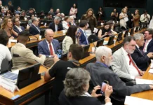 Pedido de vista adia votação da PEC do fim da 6×1 na CCJ da Câmara