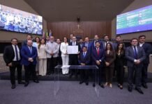 Legislativo Estadual conduz transição e Roberto Cidade assume interinamente o Governo do Amazonas