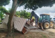 Prefeitura faz demolição de construções irregulares em praça do Dom Pedro