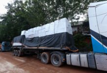 Prefeito Renato Junior envia balsa com 600 toneladas de materiais de construção para extinguir escolas de madeira na zona rural de Manaus