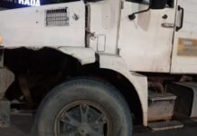 Detran-AM autua condutor de caminhão que colidiu contra poste de iluminação na zona leste da capital