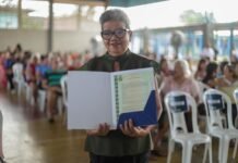 “Agora tem registro”, comemora moradora do Monte das Oliveiras ao receber título definitivo registrado em cartório