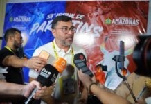 Em Parintins, Wilson Lima relembra ações de sua gestão que transformaram o festival e a infraestrutura da cidade