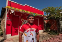 Moradores mantêm tradição de enfeitar as casas e receber o Garantido durante a Ladainha