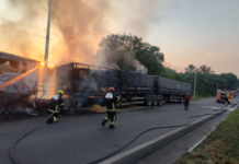 Na BR-174, Corpo de Bombeiros combate incêndio em carreta que transportava soja