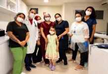 Menina de 6 anos enfrenta tumor raro sem abrir mão da infância