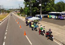 Ação educativa da prefeitura aborda mais de 200 motociclistas e distribui brindes a ‘bons condutores’