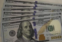 Dólar cai a R$ 5,13, e bolsa recua em dia de ajuste no mercado