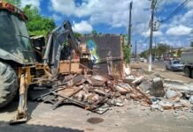Prefeitura de Manaus realiza demolição de bares e barbearia irregulares no Jorge Teixeira