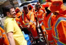 Prefeito Renato Junior acompanha limpeza na avenida Codajás em uma das 26 frentes de atuação da Semulsp na cidade