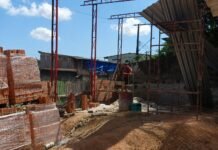 Obra embargada é alvo de nova fiscalização da prefeitura e tem ferramentas apreendidas neste sábado