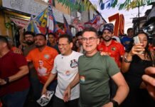 David recebe apoio dos moradores durante caminhada na Compensa
