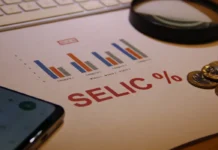 Mercado reduz projeção da Selic para 13,50% em 2026; inflação prevista sobe para 4,92%