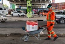 Prefeitura de Manaus mobiliza mais de 60 trabalhadores para intensificar serviços de limpeza na avenida Max Teixeira