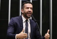 André Janones é internado na UTI após arritmia cardíaca; deputado apresenta quadro estável