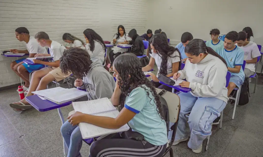 Estudantes de escolas públicas querem ensino e aprendizagem melhores Brasília (DF), 25/06/2026 – Alunos do ensino médio do CED 16, na Ceilândia, aproveitam o segundo semestre letivo para intensificar a preparação em sala de aula visando o Exame Nacional do Ensino Médio (Enem), vestibulares, Programa de Avaliação Seriada (PAS/UnB) e outros processos seletivos de ingresso no ensino superior Foto: Rafa Neddermeyer/Agência Brasil