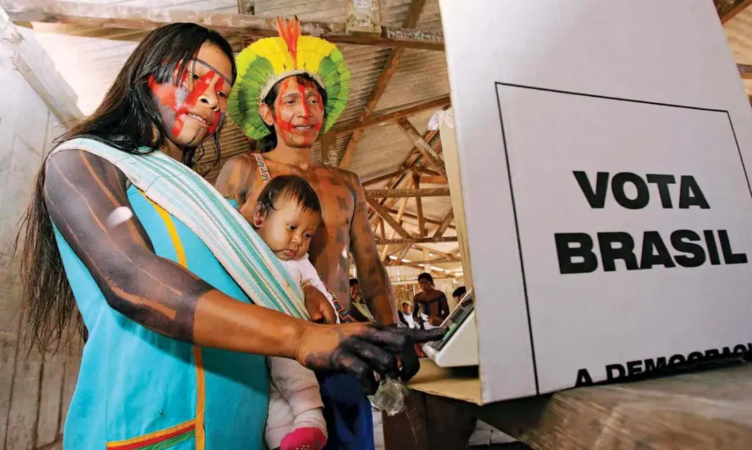 Justiça Eleitoral nega transporte, água e alimentação para indígenas Índios votando durante eleições. Foto: Agência Pública/Divulgação