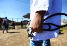 Congresso aprova exame obrigatório para exercício da medicina Médicos chegam ao local de prova para a segunda etapa do Exame Nacional de Revalidação de Diplomas Médicos Expedidos por Instituição de Educação Superior Estrangeira (Revalida) 2020, em Brasília.
