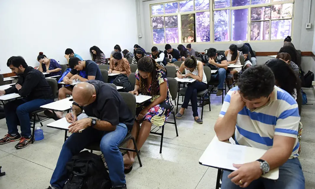 Provas de português para estrangeiros começam nesta terça-feira encceja, estudantes, prova