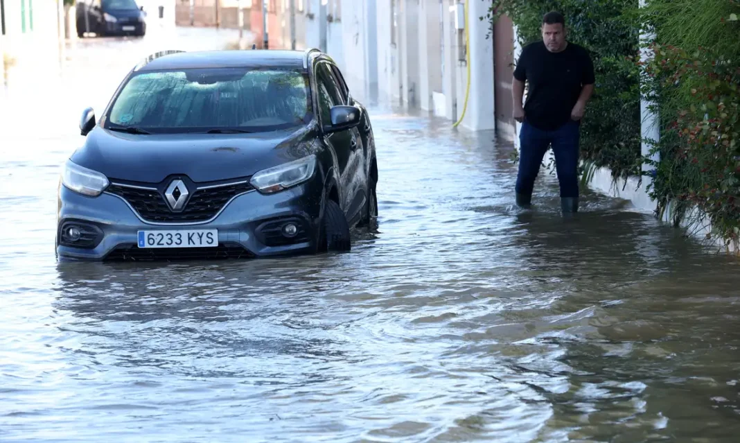 Tempestade Adam faz pelo menos cinco mortes na Espanha A man walks in a flooded street, following torrential rain, in Oliva, Valencia province, Spain, October 20, 2026. REUTERS/Eva Manez