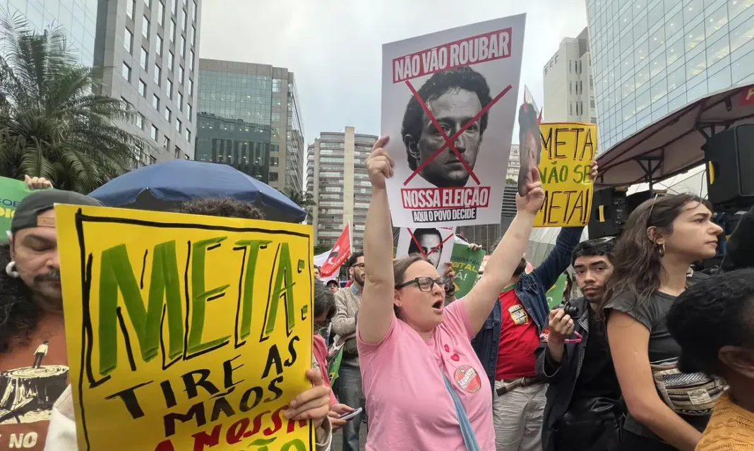 Meta recusa pedido federal para criar canal de proteção a jornalistas São Paulo (SP), 19/10/2026 - Organizações da sociedade civil e movimentos sociais realizam protesto em frente à sede da Meta , na avenida Faria Lima,3732, para denunciar o que consideram interferência sistemática da big tech na eleição brasileira. Foto: Paulo Pinto/Agencia Brasil