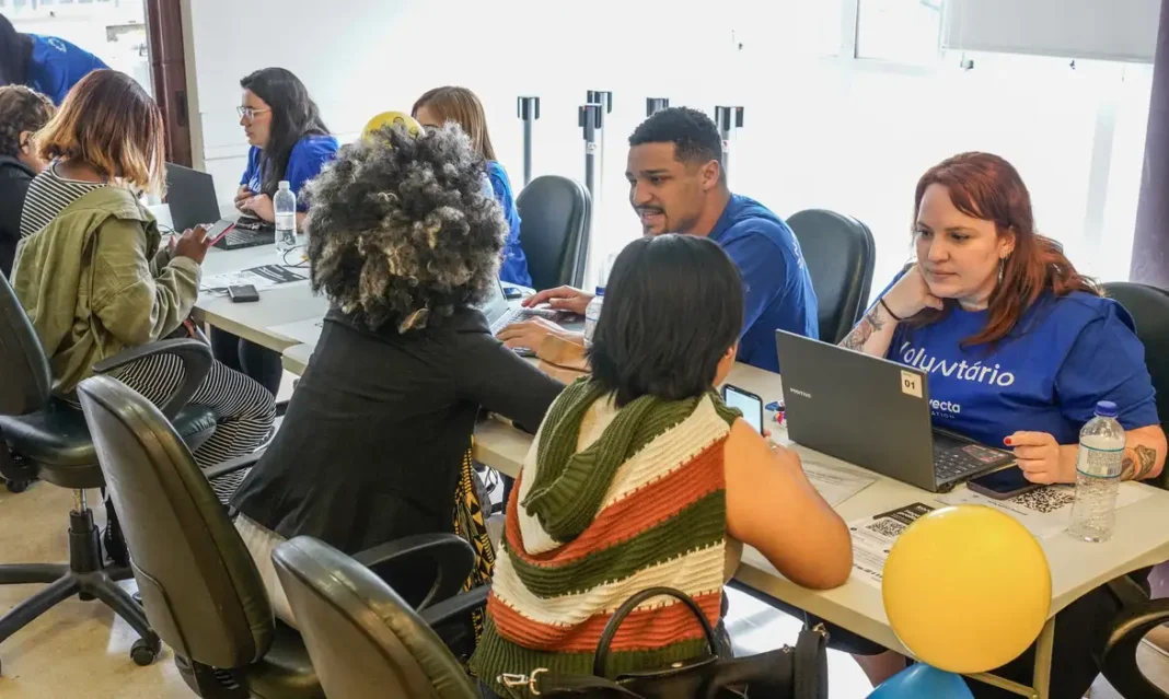 Organizações promovem ação de empregabilidade para refugiados São Paulo 17/10/2026 - Cerca de 100 refugiados e migrantes, de 23 nacionalidades, participam, no Centro de São Paulo, da ação “Conexões que Transformam”. O evento promovido pelo Grupo Mulheres do Brasil, Konecta Brasil e Konecta Foundation reúne workshops de empregabilidade e empreendedorismo, revisão de currículo com tradução automática para o português, apoio à documentação e estações com vagas de emprego, espaço kids e de bem-estar. Foto: Rafa Neddermeyer/Agência Brasil