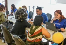 Organizações promovem ação de empregabilidade para refugiados São Paulo 17/10/2026 - Cerca de 100 refugiados e migrantes, de 23 nacionalidades, participam, no Centro de São Paulo, da ação “Conexões que Transformam”. O evento promovido pelo Grupo Mulheres do Brasil, Konecta Brasil e Konecta Foundation reúne workshops de empregabilidade e empreendedorismo, revisão de currículo com tradução automática para o português, apoio à documentação e estações com vagas de emprego, espaço kids e de bem-estar. Foto: Rafa Neddermeyer/Agência Brasil