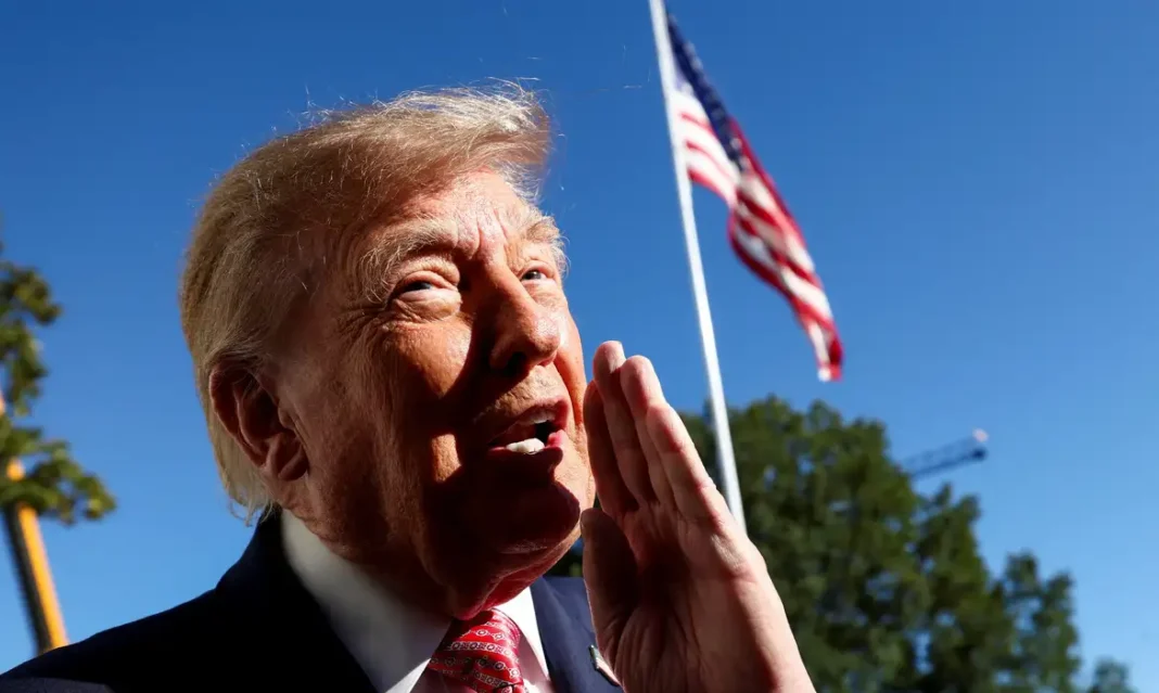 Reuters/Ipsos: aprovação de Trump cai a 31%, menor nível já registrado O presidente dos EUA, Donald Trump, fala com a imprensa ao deixar a Casa Branca a caminho do Kansas 19 de outubro de 2026 REUTERS/Kevin Lamarque