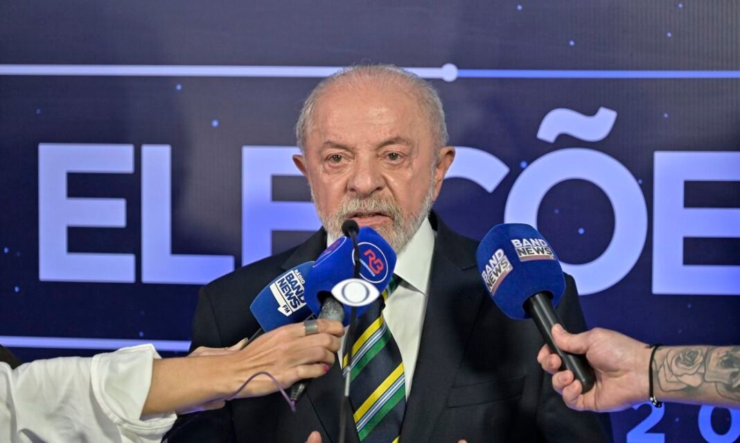 TSE: Lula autoriza quebra de sigilo bancário se Flávio fizer o mesmo Brasília (DF), 18/10/2026 - Candidato Luiz Inácio Lula da Silva fala com jornalistas antes do debate na TV Bandierantes. Foto: Renato Pizzutto/Band