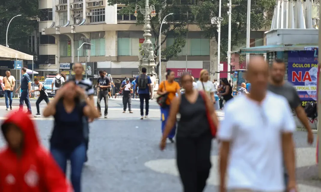Consulta pública sobre políticas de igualdade racial termina hoje Rio de Janeiro (RJ), 15/10/2026 – Pessoas caminham em rua comercial no centro do Rio de Janeiro Foto: Tomaz Silva/Agência Brasil