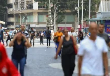Consulta pública sobre políticas de igualdade racial termina hoje Rio de Janeiro (RJ), 15/10/2026 – Pessoas caminham em rua comercial no centro do Rio de Janeiro Foto: Tomaz Silva/Agência Brasil
